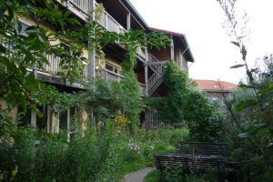 Groene gevel die de woningen koel houdt.