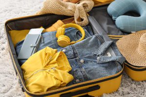 Koffer met reisartikelen als visuele ondersteuning bij een energie checklist voor het besparen van energie tijdens de vakantie